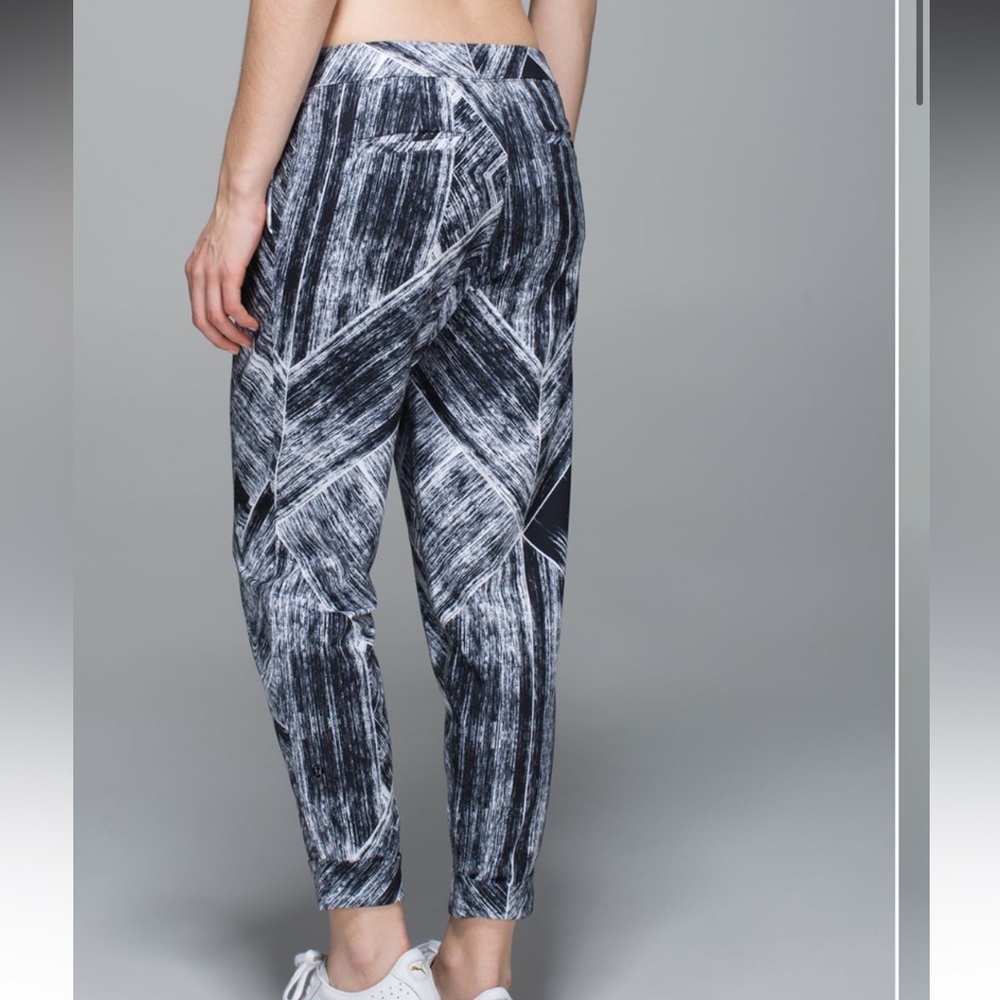 Lululemon Jet Crop *Full-On Luon
Heat Wave White Black size 6 EUC